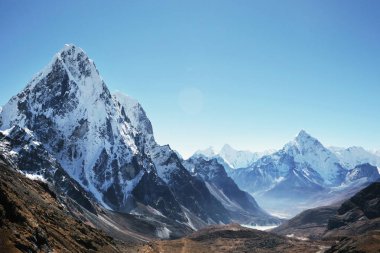 Ama Dablam görünümü güzel bulutlu gökyüzü, Sagarmatha Milli Parkı, Khumbu Vadisi, Nepal Everest saha kampı giderken