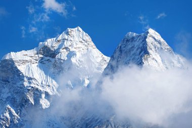 Ama Dablam görünümü güzel bulutlu gökyüzü, Sagarmatha Milli Parkı, Khumbu Vadisi, Nepal Everest saha kampı giderken