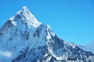 Ama Dablam görünümü güzel bulutlu gökyüzü, Sagarmatha Milli Parkı, Khumbu Vadisi, Nepal Everest saha kampı giderken