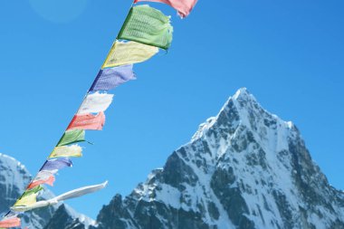 Ama Dablam görünümü güzel bulutlu gökyüzü, Sagarmatha Milli Parkı, Khumbu Vadisi, Nepal Everest saha kampı giderken