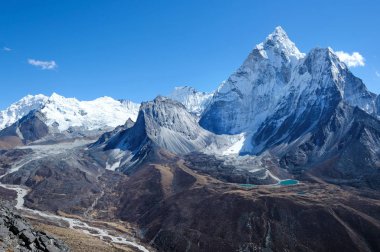 Karlı dağlar zirveler. Dağ zirvesi Ama Dablam. Dünyanın en yüksek dağı. Ulusal Park, Nepal.
