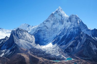 Himalayalar Everest Bölgesi'nde karlı dağ zirvesi Ama Dablam Panoramik görünümü, Nepal