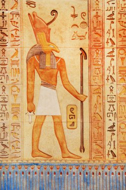 Antik Mısır sahnesi. Eski bir Mısır tapınağının dış duvarlarında hiyeroglif oymalar.