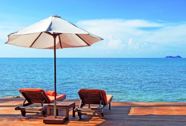 Tatil arka plan. Sahilde deniz kenarında koltukları
