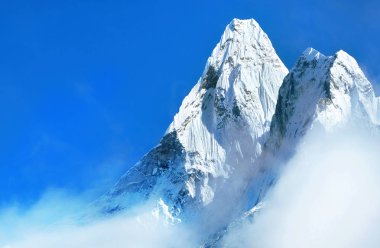 Ulusal Park'taki dağ zirvesi, Nepal. Dünyanın en yüksek dağlarının bölgesi.