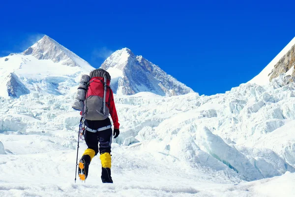 Wspinacz dociera na szczyt Everestu. Górski szczyt Everest. Najwyższa góra na świecie. Park Narodowy, Nepal — Zdjęcie stockowe