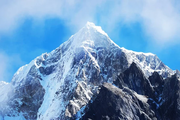 Montañas del Himalaya a la luz del sol. Hermoso paisaje de las montañas del Himalaya — Foto de Stock