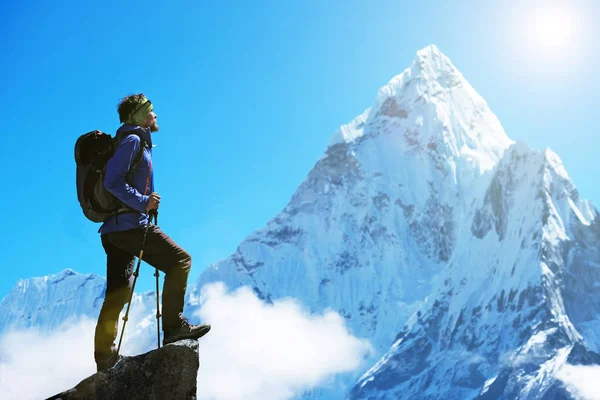 Climber reaches the summit of Everest. Mountain peak Everest. Highest mountain in the world. National Park, Nepal — Stock Photo, Image