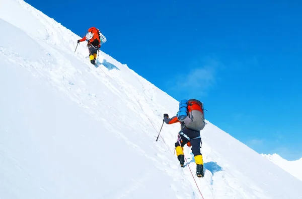 Klättrarna når toppen av bergstoppen. Framgång, frihet och lycka, landvinningar i bergen. Klättring sport koncept. — Stockfoto