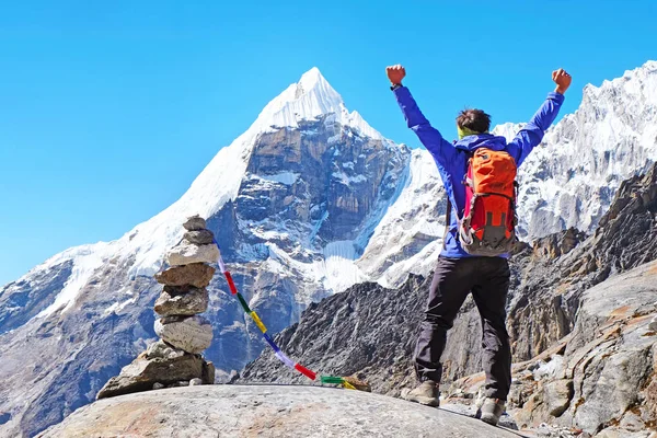 Wanderer mit Rucksack erreichen den Gipfel des Berges. Erfolg, Freiheit und Glück, Erfolg in den Bergen. Aktives Sportkonzept. — Stockfoto