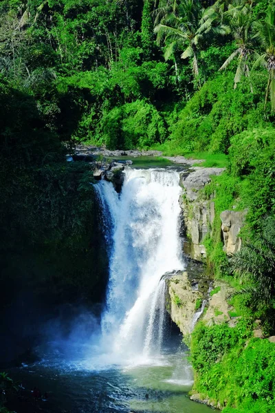 Καταπληκτικός καταρράκτης Tegenungan κοντά Ubud στο Μπαλί, Ινδονησία — Φωτογραφία Αρχείου