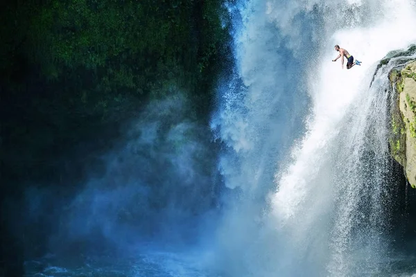 跳入水中。 在自然瀑布边玩乐的人 — 图库照片