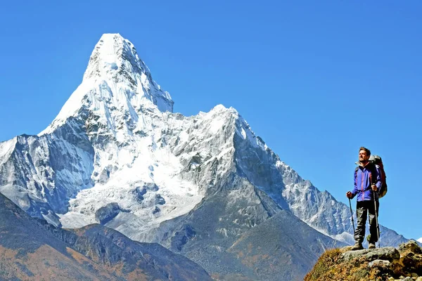 Senderista con mochilas alcanza la cima del pico de la montaña. Éxito, libertad y felicidad, logro en las montañas. Concepto de deporte activo. — Foto de Stock