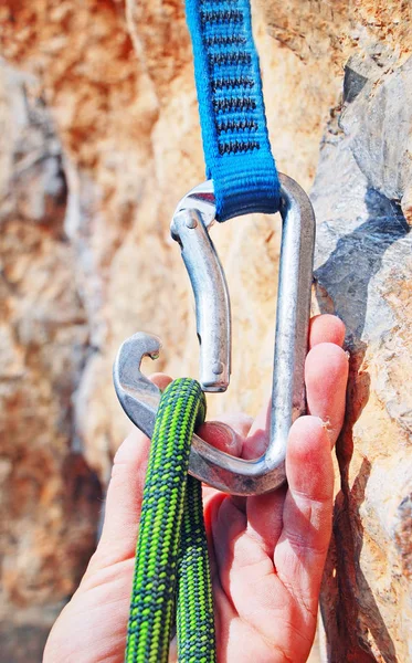Climbing equipment - carabiner and rope. — Stock Photo, Image
