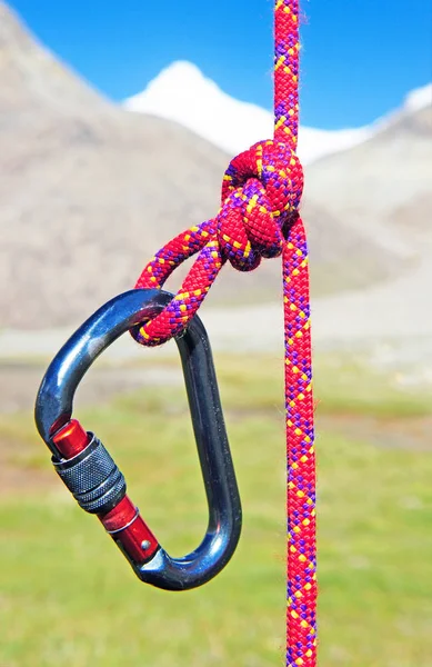 Альпинистское снаряжение - карабин и веревка — стоковое фото