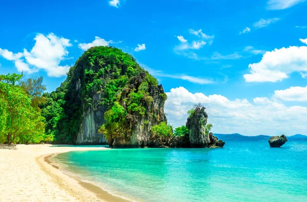 Prachtig strand. Uitzicht op het mooie tropische strand met palmen rond. Vakantie-en vakantie concept. Tropisch strand. Prachtig tropisch eiland. — Stockfoto