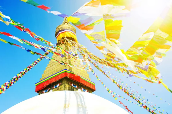 Buda cierra los ojos con banderas de oración en Bodhnath stupa en el valle de Katmandú, Nepal —  Fotos de Stock