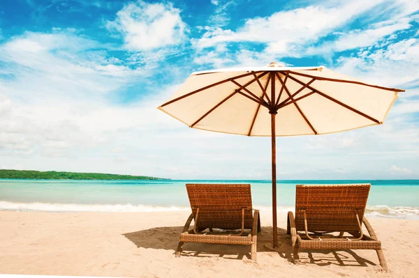 Beautiful beach. Chairs on the  sandy beach near the sea. Summer holiday and vacation concept. Tropical beach. — Stock Photo, Image