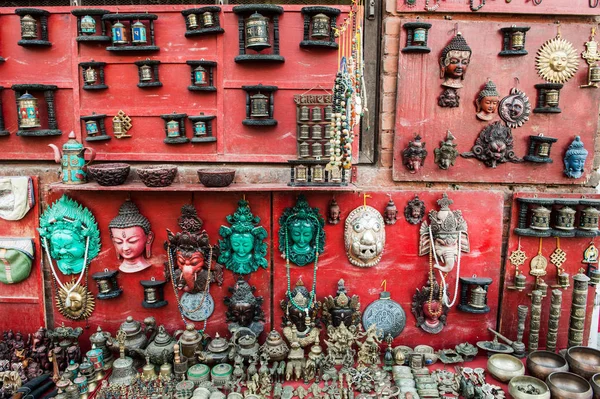 Masques et artisanat en bois Tradition colorée en vente à la boutique dans le quartier de Thamel à Katmandou, Népal . — Photo