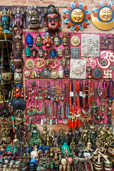 Renkli Ahşap Maskeler ve El Sanatları, Nepal, Katmandu 'nun Thamel Bölgesi' ndeki dükkanda indirimde..