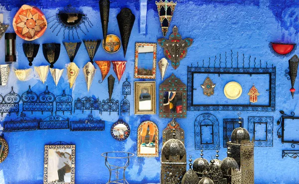 Boutique de souvenirs à Chefchaouen, Maroc. Souvenirs marocains colorés faits à la main — Photo