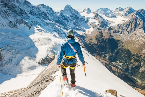 El escalador alcanza la cima del pico de la montaña. Éxito, libertad y felicidad, logro en las montañas. Concepto de escalada deportiva . — Foto de Stock