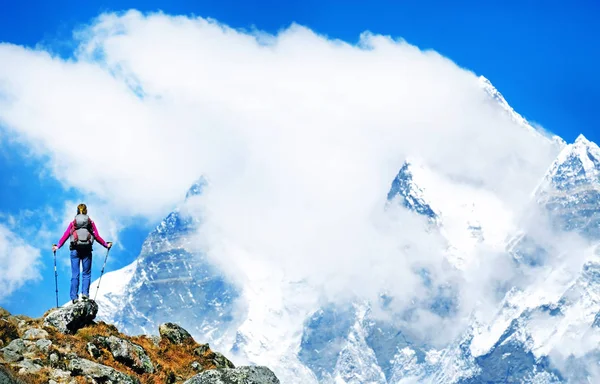 Senderista con mochilas alcanza la cima del pico de la montaña. El éxito la libertad y el logro de la felicidad en las montañas. Concepto de deporte activo . — Foto de Stock