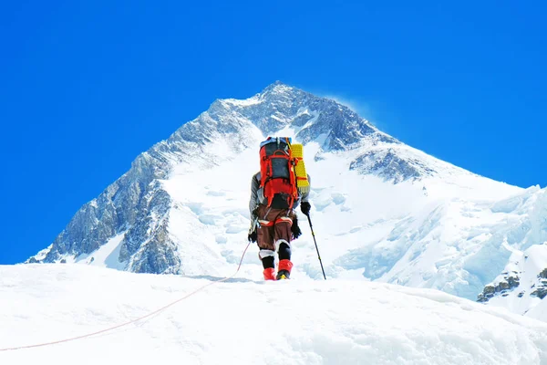 El escalador alcanza la cima del pico de la montaña. Escalador en el glaciar. Éxito, libertad y felicidad, logro en las montañas. Concepto de escalada deportiva . —  Fotos de Stock