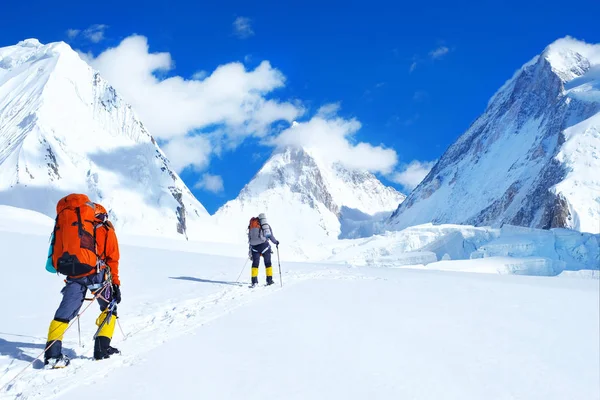 Klimmer reache de top van de bergtop. Drie klimmers op de gletsjer. Succes, vrijheid en geluk, prestatie in de bergen. Klim sport concept. — Stockfoto