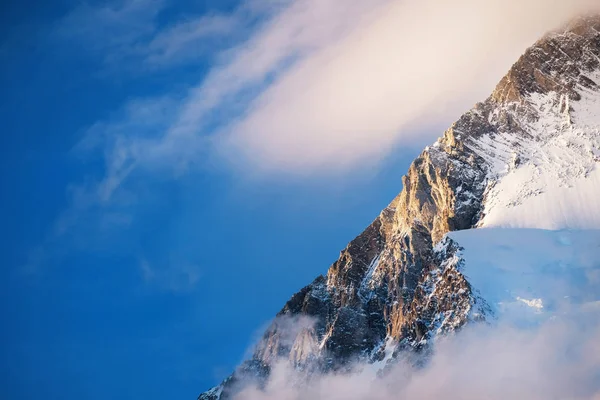 エベレストの山頂。世界で最も高い山。ネパールの国立公園. — ストック写真