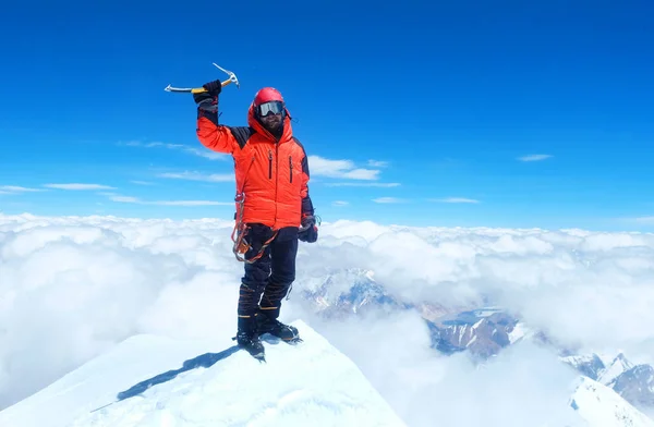 O alpinista chega ao cume do Everest. Montanha pico Everest. A montanha mais alta do mundo — Fotografia de Stock