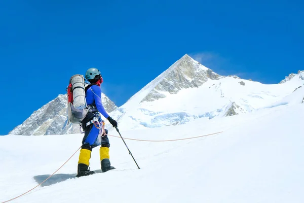 Klättraren reache toppen av berget Peak. Klättraren på glaciären. Framgång, frihet och lycka, prestation i berg. Klätter sport koncept. — Stockfoto