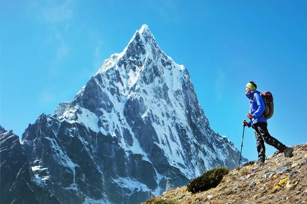 在尼泊尔喜马拉雅山背着背包的徒步旅行者。积极运动理念. — 图库照片