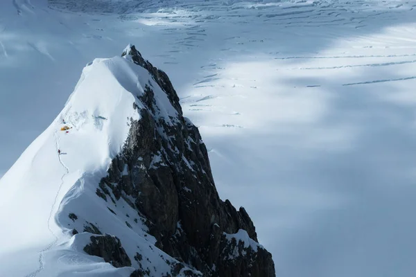 O alpinista atinge o cume do pico da montanha. Sucesso, liberdade e felicidade, realização nas montanhas. Escalada conceito de esporte . — Fotografia de Stock