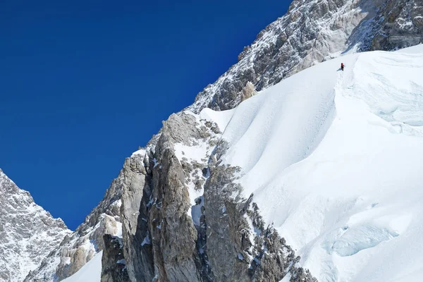 Ορειβάτης φτάνει η σύνοδος κορυφής της βουνοκορφής. Επιτυχίας, ελευθερίας και ευτυχίας, επίτευγμα στα βουνά. Αναρρίχηση έννοια άθλημα. — Φωτογραφία Αρχείου