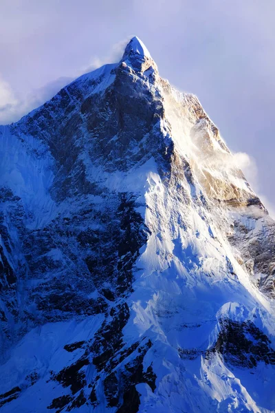 Pico de montaña en Nepal. Región de las montañas más altas del mundo. Parque Nacional, Nepal . —  Fotos de Stock