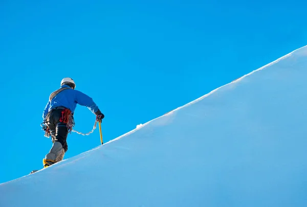 Альпинист достигает вершины горы . — стоковое фото