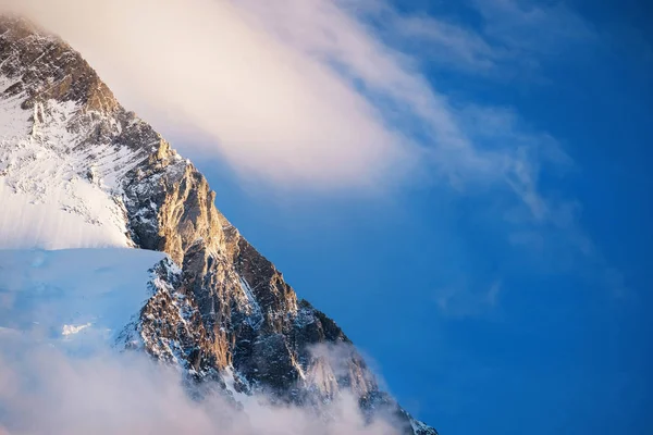 エベレストの山頂。世界で最も高い山。ネパールの国立公園. — ストック写真