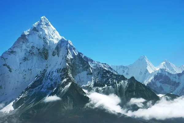 Mountain peak in Nepal. Region of highest mountains in the world. National Park, Nepal. — Stock Photo, Image