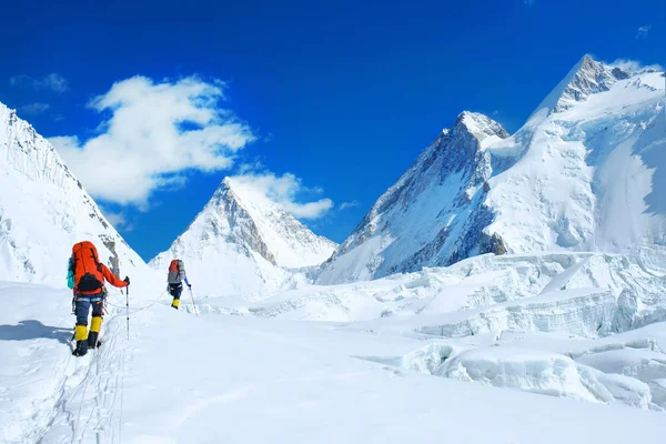 登山者到达山顶。成功, 自由和幸福, 在山里的成就。攀岩运动概念. — 图库照片