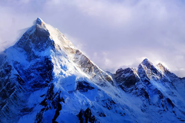 Vista panorámica del hermoso pico nevado de Masherbrum en la cordillera de Karakoram durante la luz del atardecer —  Fotos de Stock