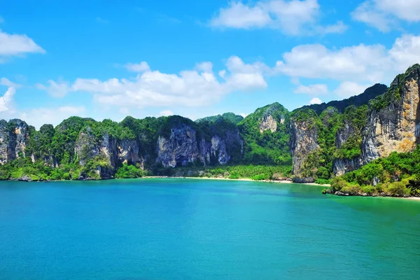 Panorama de islas tropicales Phi Phi Don y Phi Phi Leh en el mar. Crabi, Tailandia —  Fotos de Stock