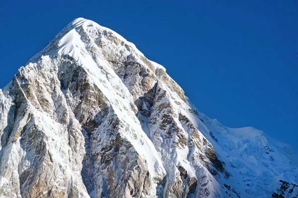 Berggipfel in Nepal. Region der höchsten Berge der Welt. Nationalpark, Nepal. — Stockfoto