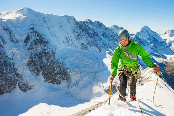 El escalador alcanza la cima del pico de la montaña. Éxito, libertad y felicidad, logro en las montañas. Concepto de escalada deportiva . —  Fotos de Stock