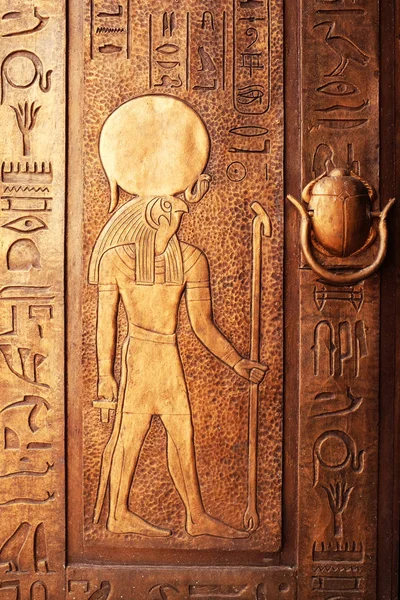 Interior do salão de hipostilo pintado e esculpido no Templo de Dendera. Antigo templo egípcio perto de Qena . — Fotografia de Stock