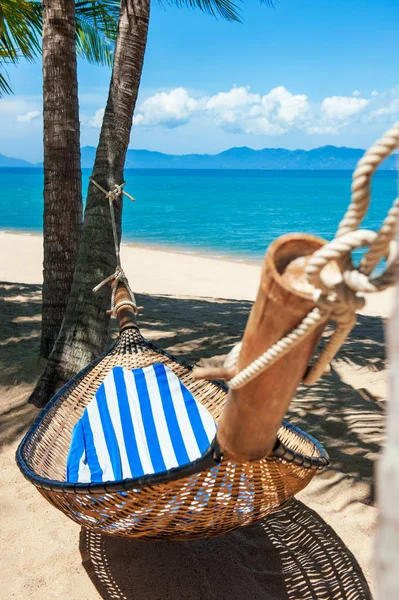 Hängematte am schönen tropischen Strand und Meer mit blauem Himmel - Urlaubskonzept — Stockfoto