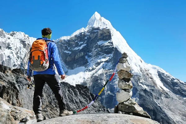 Himalayalar dağ, Nepal sırt çantaları ile Yürüyüşçü. Aktif spor konsepti. — Stok fotoğraf