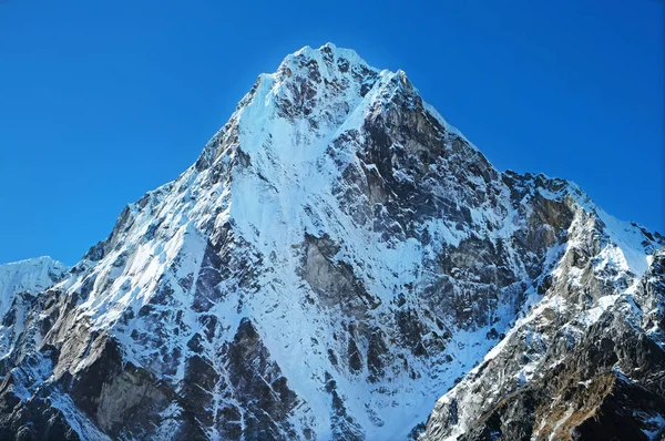 Montanha pico no Nepal. Região de montanhas mais altas do mundo. Parque Nacional, Nepal . — Fotografia de Stock