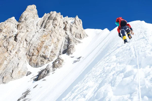 Climber reaches the summit of mountain peak. Success, freedom and happiness, achievement in mountains. Climbing sport concept. — Stock Photo, Image