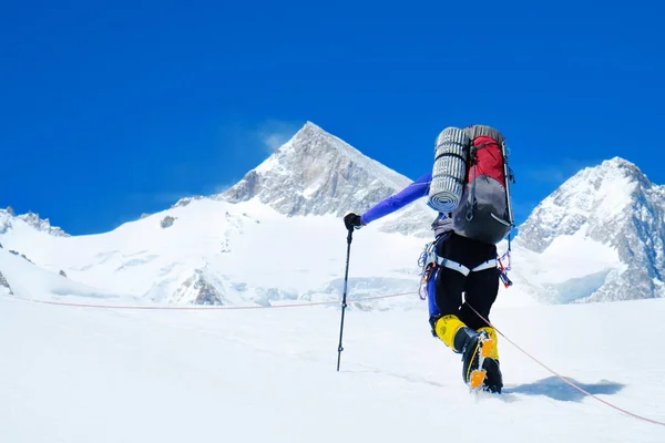 登山者は山頂に達する。氷河の上の登山者成功、自由と幸福、山での達成。クライミングスポーツコンセプト. — ストック写真